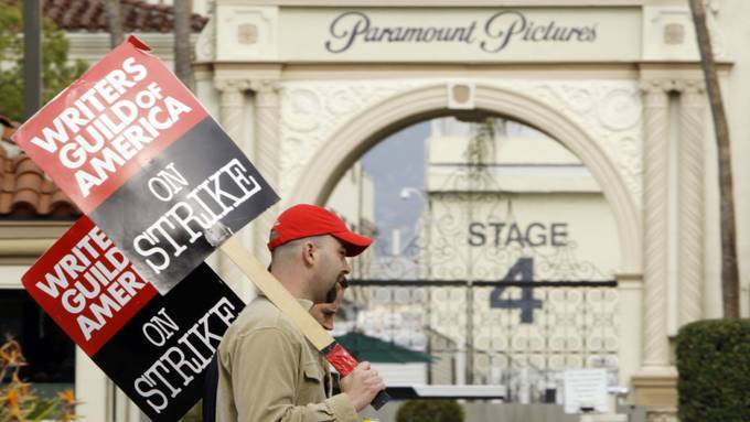 Hollywood-Autoren streiken – mehr als 60 Film- und TV-Projekte betroffen