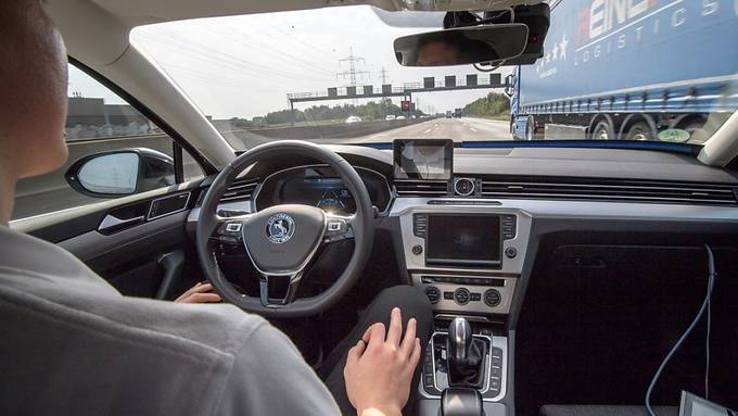 Automatisierte Systeme: Bundesrat will Fahren ohne Hände am Lenkrad erlauben