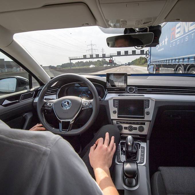 Automatisierte Systeme: Bundesrat will Fahren ohne Hände am Lenkrad erlauben