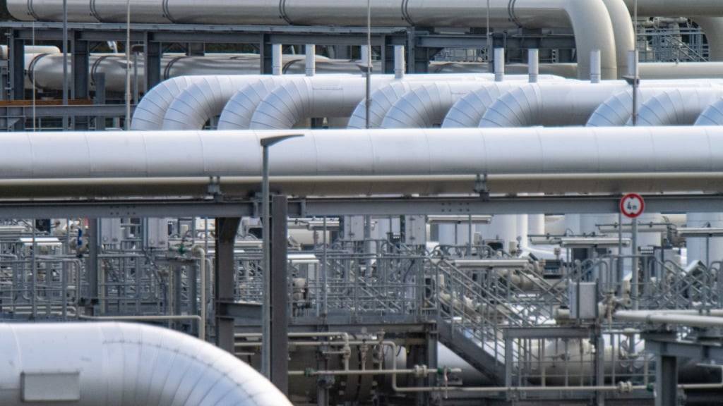 ARCHIV - Rohrsysteme und Absperrvorrichtungen in der Gasempfangsstation der ehemaligen Ostseepipeline Nord Stream 2 und der Übernahmestation der Ferngasleitung Eugal. Foto: Stefan Sauer/dpa
