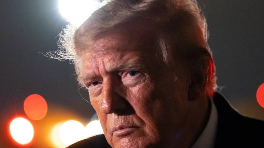 US-Präsident Donald Trump spricht mit Reportern, nachdem er mit der Air Force One auf der Joint Base Andrews in Maryland gelandet ist. Foto: Alex Brandon/AP/dpa