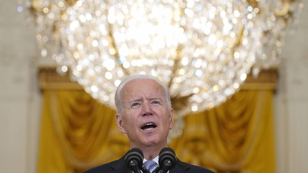US-Präsident Joe Biden spricht im Weißen Haus über die Situation in Afghanistan. Das Weiße Haus teilte am Dienstagabend (Ortszeit) mit, dass sich in der kommenden Woche die Staats- und Regierungschefs der G7-Staaten bei einer Videokonferenz über das weitere Vorgehen in Afghanistan beraten werden. Foto: Evan Vucci/AP/dpa