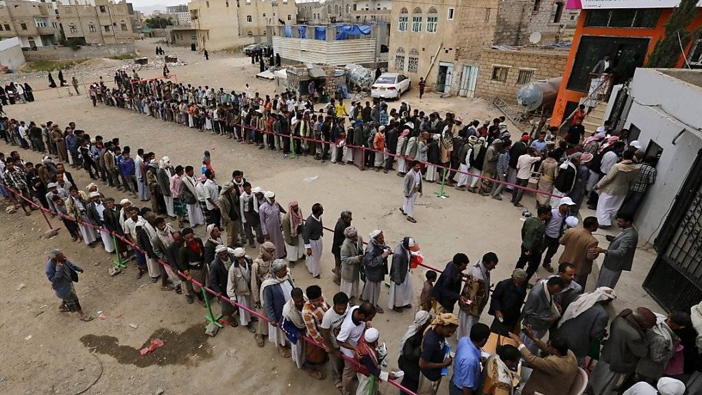 Anstehen für die Fastenbrechen-Party im Jemen: Mehrere Selbstmordattentäter sprengen sich bei Kontrollpunkten in der Hafenstadt Mukalla in die Luft. (Archivbild)