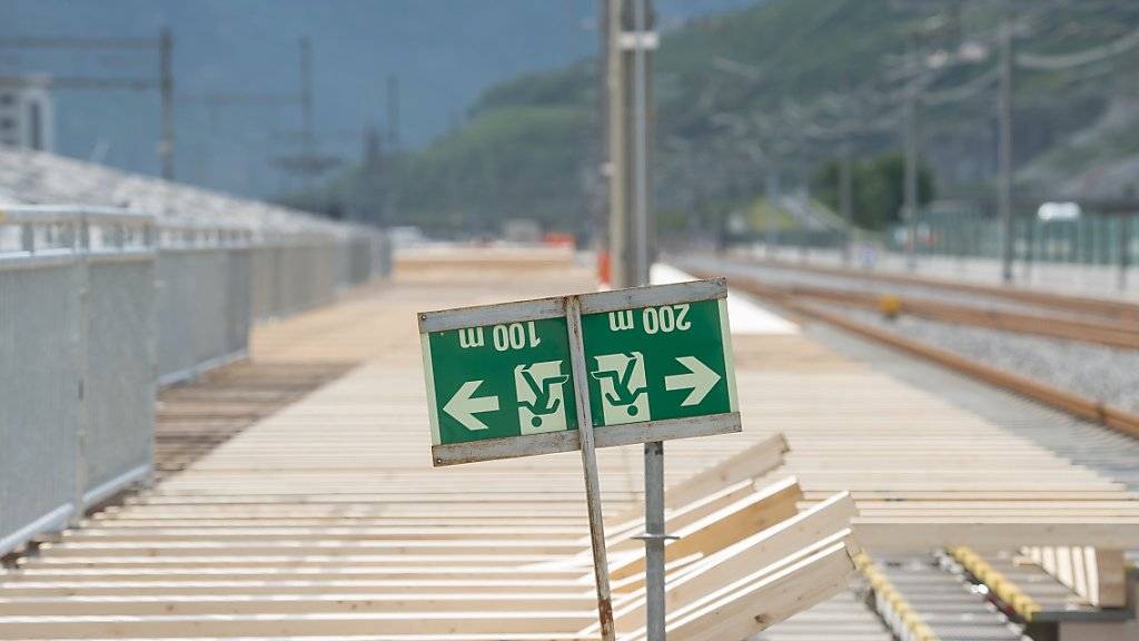 Der Countdown läuft: Blick auf das Gelände bei den Aufbauarbeiten für die Gotthard-Eröffnung am Festplatz in Pollegio TI.