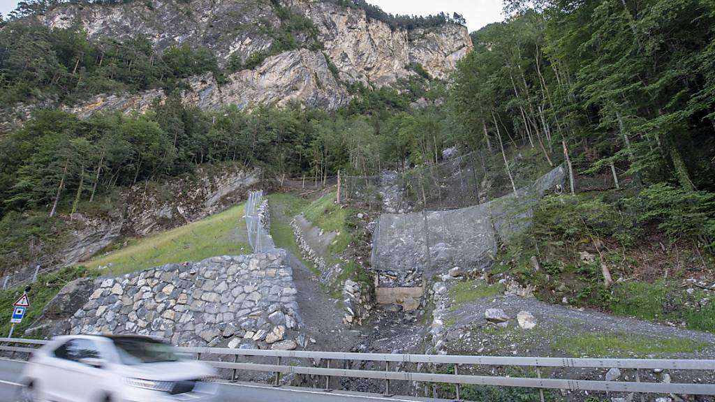 Sicherheitsnetze und Dämme im Steinschlaggebiet Gumpisch an der Axenstrasse im Kanton Uri. (Archivbild)