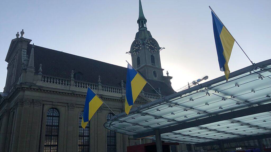 Am Baldachin beim Berner Bahnhof hängen zum Gedenken an den Kriegsbeginn Ukraineflaggen.