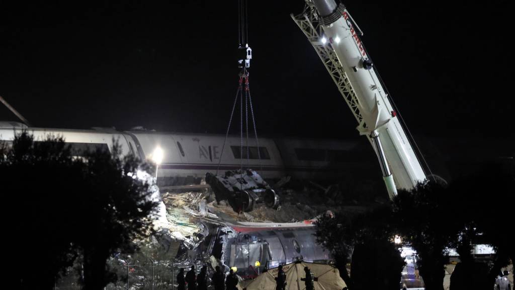 dpatopbilder - Rettungskr‰fte sind nach dem Zusammenstoﬂ zweier Z¸ge die ganze Nacht ¸ber am Unfallort im Einsatz. Foto: Alejandro MartÌnez VÈlez/EUROPA PRESS/dpa