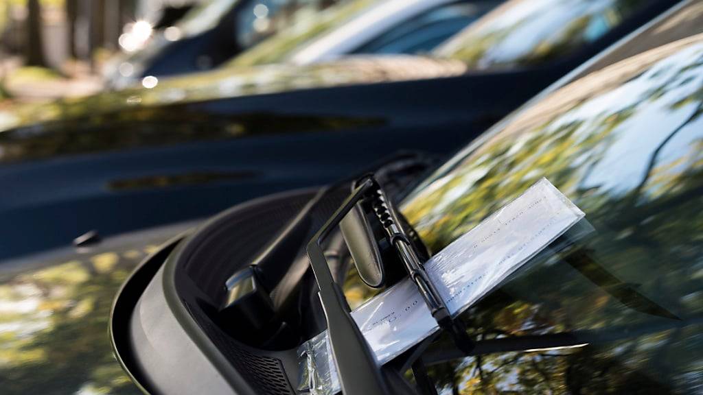 Da das links-grüne Zürich stets Parkplätze abbaut, braucht es auch weniger Personal, das den ruhenden Verkehr kontrolliert, glaubt die SVP. (Symbolbild)