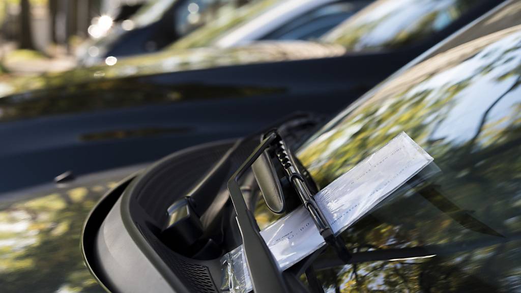 Da das links-grüne Zürich stets Parkplätze abbaut, braucht es auch weniger Personal, das den ruhenden Verkehr kontrolliert, glaubt die SVP. (Symbolbild)