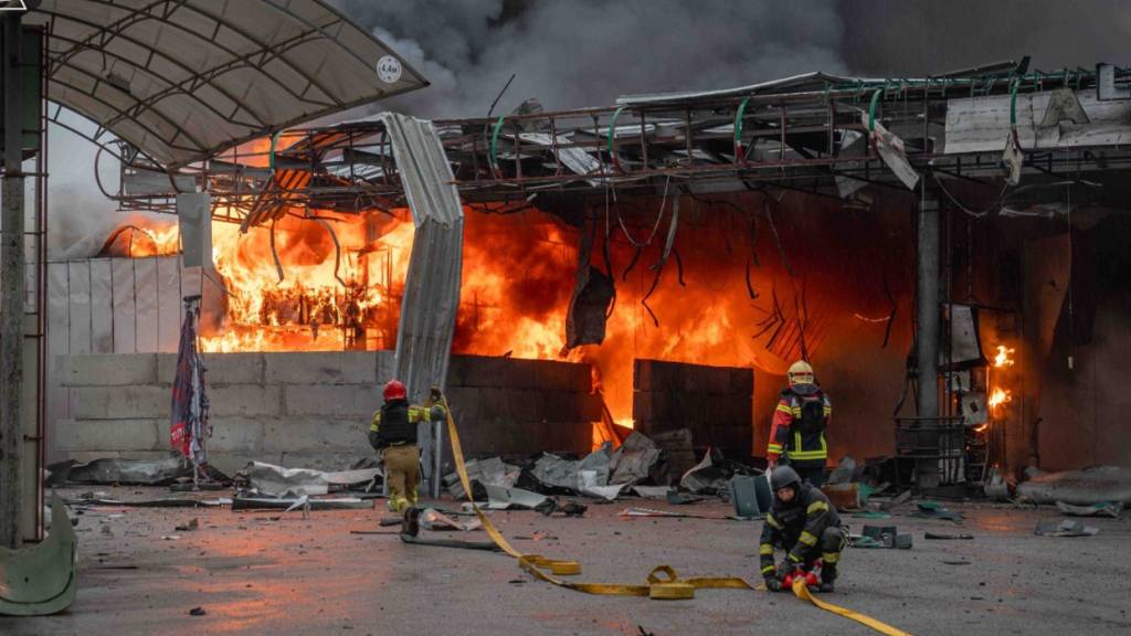 HANDOUT - Auf diesem vom ukrainischen Rettungsdienst zur Verfügung gestellten Foto löschen Feuerwehrleute einen Brand an einer Tankstelle, der durch einen russischen Luftangriff ausgelöst wurde. Foto: Ukrainian Emergency Service/via AP/dpa - ACHTUNG: Nur zur redaktionellen Verwendung und nur mit vollständiger Nennung des vorstehenden Credits
