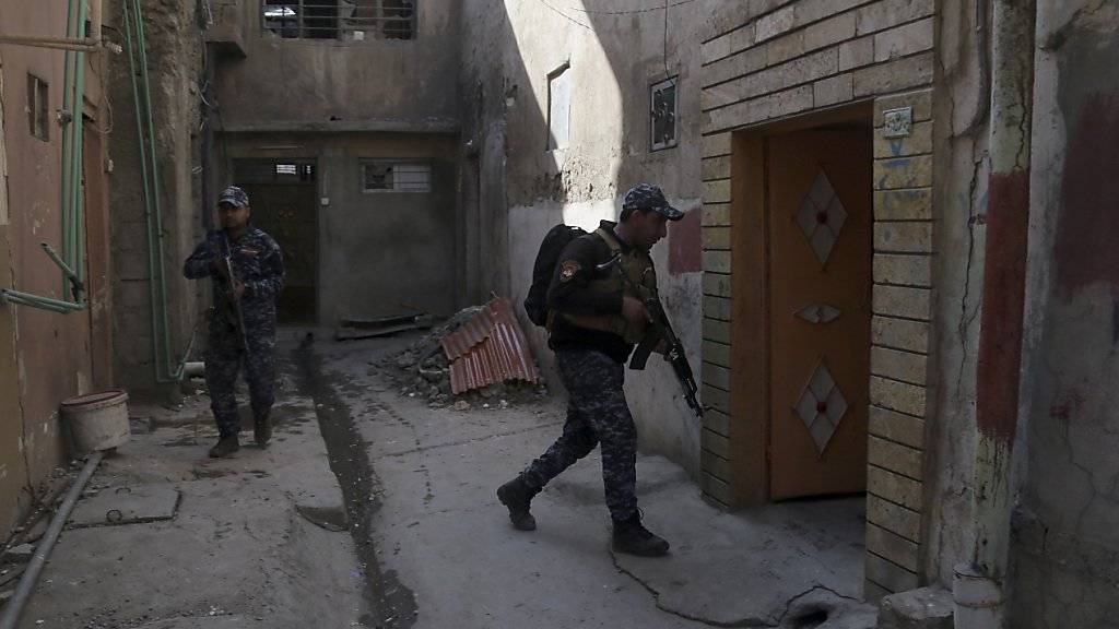Irakische Sicherheitskräfte durchsuchen Häuser in Mossul. (Archiv)