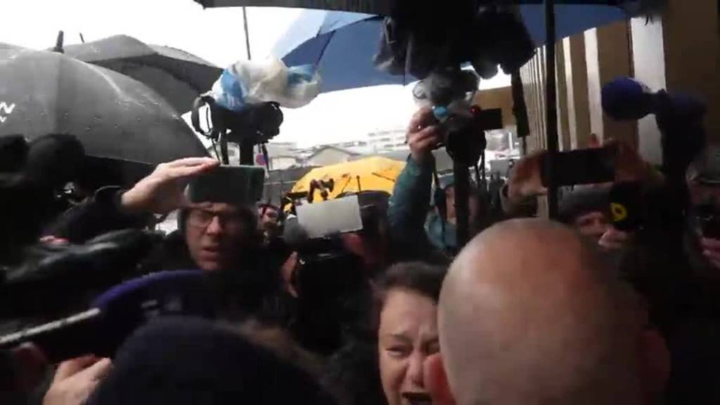 Unruhige Szenen in Sitten: Morettis werden von wütenden Angehörigen konfrontiert