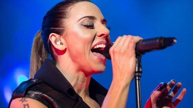 https://www.facebook.com/pg/MelanieCmusic/photos/