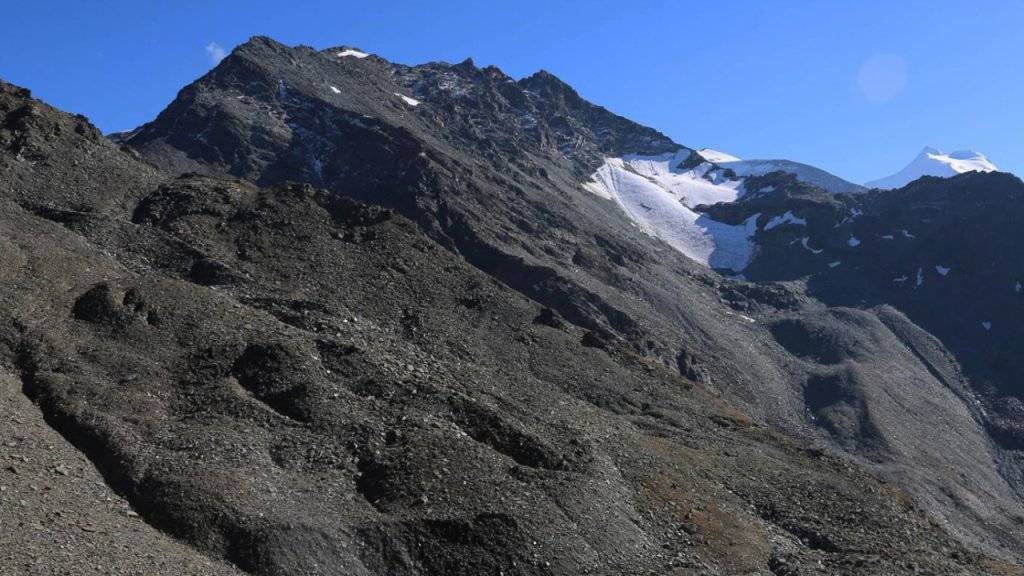 Der untersuchte Blockgletscher (linke Bildhälfte) im Turtmanntal im Wallis verändert sich an seiner Oberfläche rasant und kriecht immer rascher talwärts.