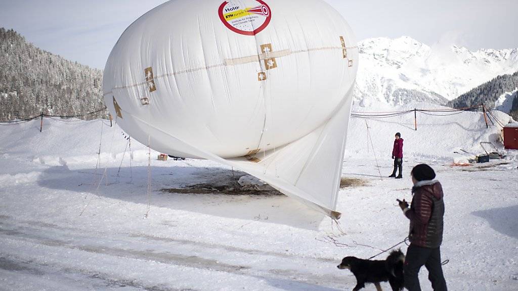 In Davos startet eine zweimonatige Messkampagne, bei der unter anderem ein Fesselballon zum Einsatz kommt. Die Forschenden wollen mithilfe der Messungen mehr darüber lernen, wie Niederschlag im Gebirge entsteht.