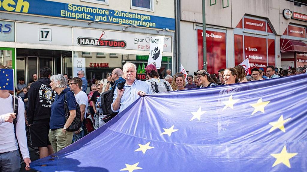 Nach dem Mord an Regierungspräsident Walter Lübcke sind am Samstag in Kassel rund 10'000 Menschen zu Protesten gegen Rechts zusammengekommen. Die Kundgebung der Rechten fiel mit rund 120 Personen wesentlich kleiner aus.