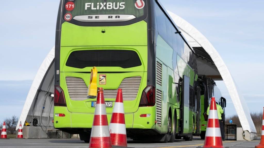 ARCHIV - Ein Flixbus steht anlässlich von Grenzkontrollen auf dem Rastplatz «Am Heideholz» an der Autobahn 17 nahe der deutsch-tschechischen Grenze. Foto: Sebastian Kahnert/dpa/Archivbild