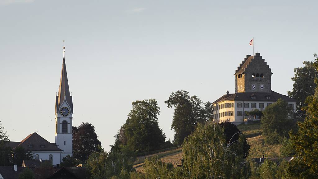 Die Sommerabende werden schnell kürzer: Die Burg und die Kirche Uster ZH im Sonnenuntergang am 9. Juli.