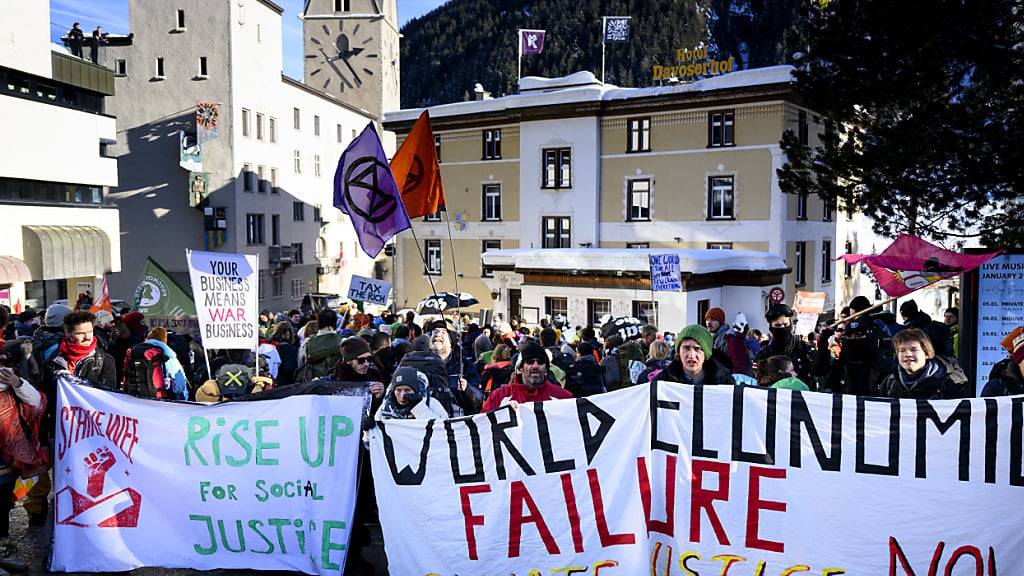 Juso Schweiz und Strike WEF demonstrieren auf dem Davoser Postplatz gegen das WEF 2024. Auch dieses Jahr wollen die Jungpartei und die WEF-Kritikerinnen und -kritiker bei einer Kundgebung zusammenspannen. (Archivbild)