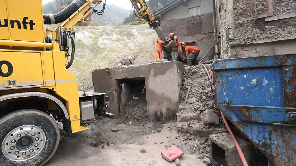 Bagger bei der Arbeit im Erdrutschgebiet von Schwanden.