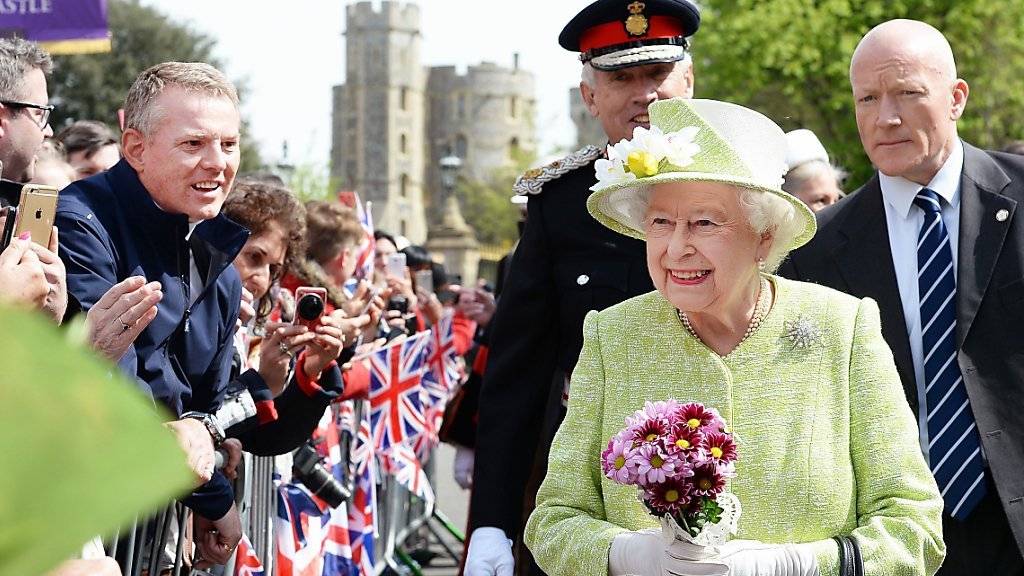 Die Queen wird bejubelt beim Spaziergang durch Windsor.