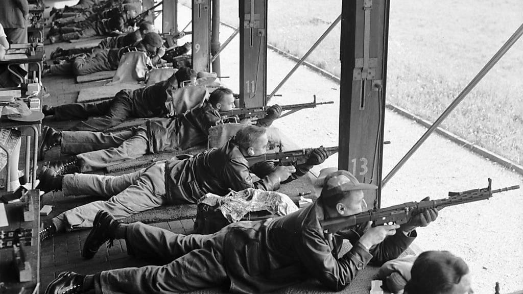 Grosses Versuchsschiessen mit dem neuen Sturmgewehr SIG 510 der Schweizer Armee, aufgenommen im Juni 1959 in einem Schiessstand in Luzern. (Archivbild)