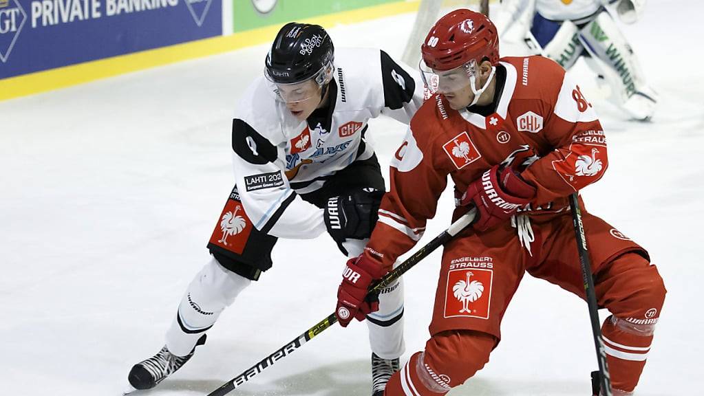 Waltteri Merelä (links) spielte bislang nur in der Champions Hockey League gegen Schweizer (hier Robin Leone). Nächste Saison mit Bern ändert sich das
