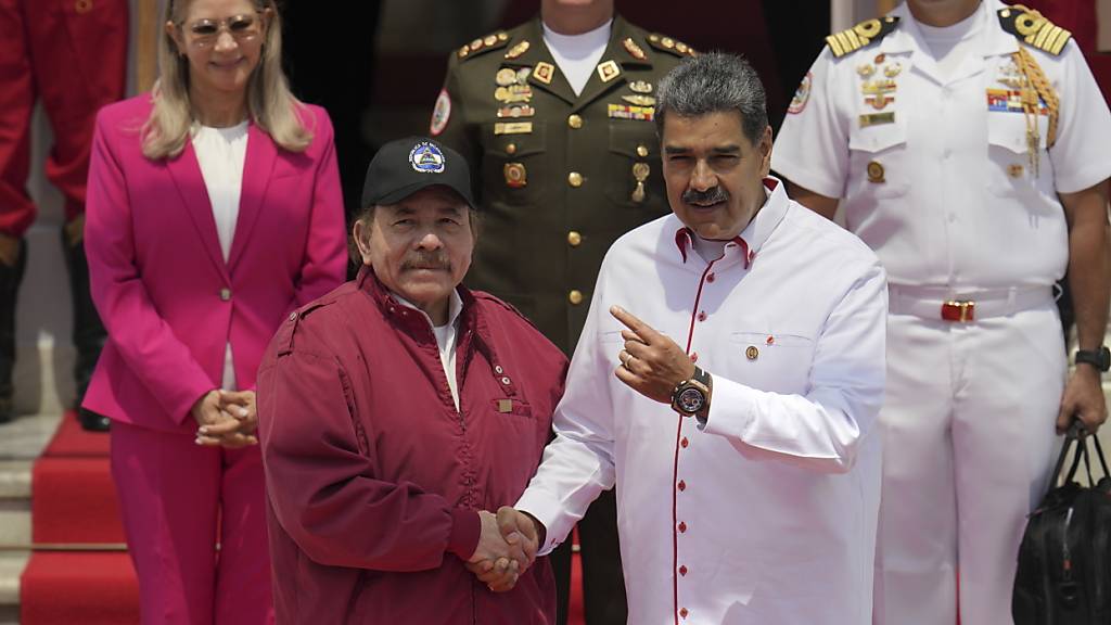 ARCHIV - Daniel Ortega (l), Präsident von Nicaragua, drückt Nicolás Maduro, Präsident von Venezuela, die Hand zu Beginn eines Gipfeltreffens der Bolivarischen Allianz für die Völker Unseres Amerikas (Alba) im Präsidentenpalast Miraflores in Caracas. Foto: Ariana Cubillos/AP/dpa