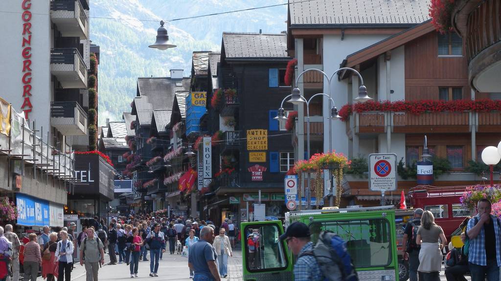 Wer ab September in Zermatt einkaufen will, der muss eine Maske tragen.