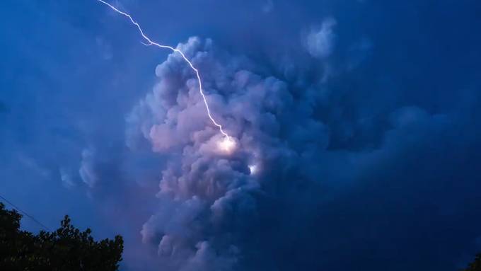 Blitzgewitter bei Vulkanausbruch