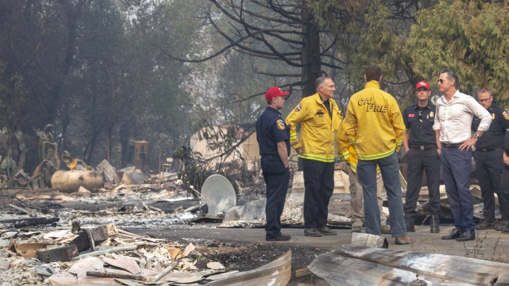 Entwarnung von Behörden: Erste Anwohner in den von Bränden betroffenen Gebieten in Kalifornien können wieder in ihre Häuser zurückkehren.