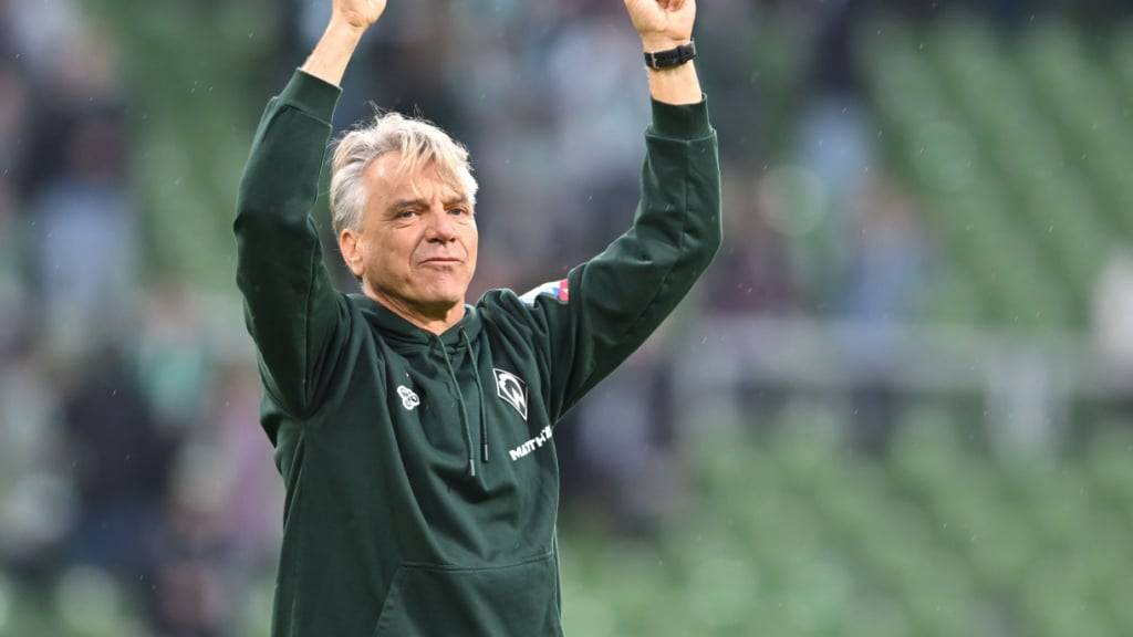 Werder Bremens Trainer Horst Steffen freut sich über einen Heimsieg seines Teams