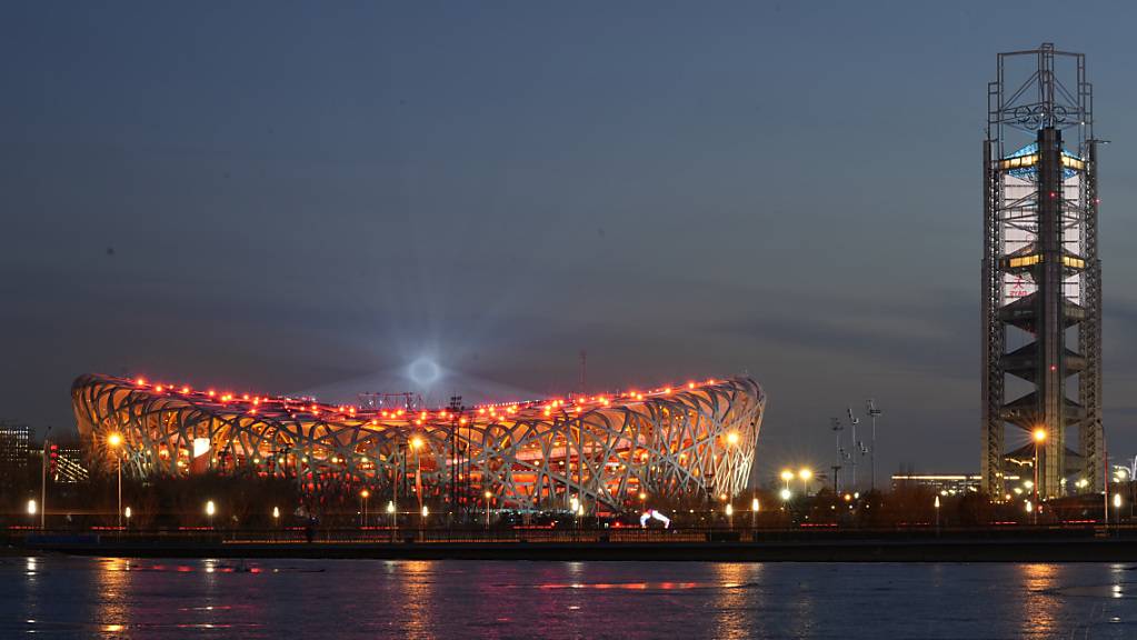 dpatopbilder - Bei einer Probe für die Eröffnungsfeier der Olympischen Winterspiele 2022 ist eine Lichtshow im Nationalstadion Peking zu sehen. Ein Bündnis aus 243 Menschenrechts- und anderen Nichtregierungsorganisationen hat wenige Tage vor dem Beginn der Winterspiele zu einem diplomatischen Boykott aufgerufen. Foto: Ng Han Guan/AP/dpa