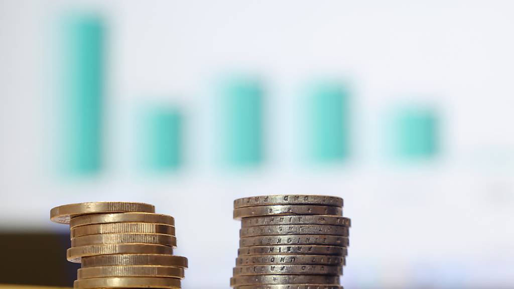 PRODUKTION - Deutschland kann im kommenden Jahr mit weniger Steuereinnahmen rechnen als angenommen. Die Steuerschätzer gehen davon aus, dass der Staat im Jahr 2025 insgesamt 995,2 Milliarden Euro einnimmt. Foto: Karl-Josef Hildenbrand/dpa