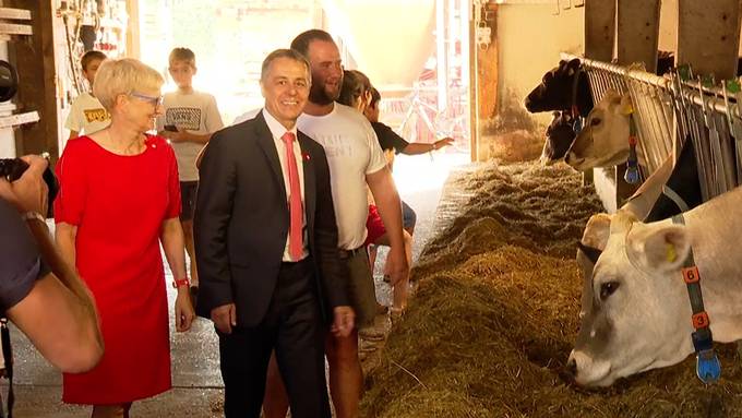 Ignazio Cassis besucht Bauernhof in Knonau ZH – und benennt ein Kalb nach seiner Frau