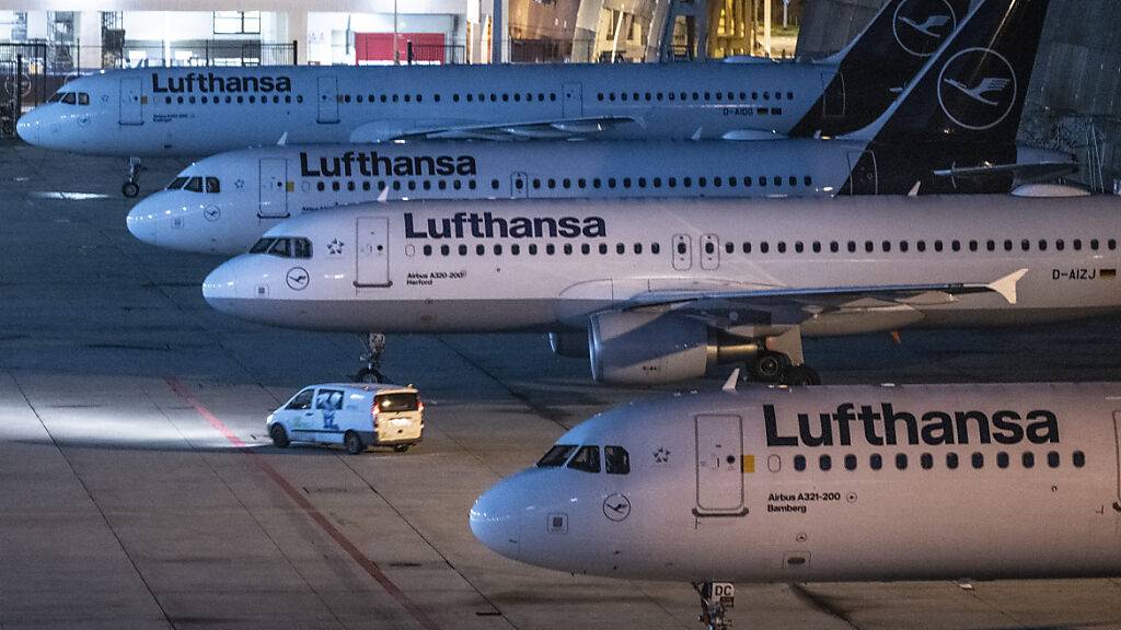 Das Kabinenpersonal der Lufthansa streikt am Dienstag am Flughafen Frankfurt. (Archivbild)