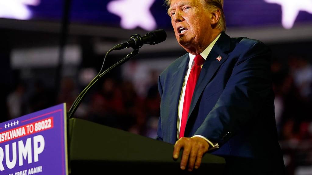 ARCHIV - Der ehemalige US-Präsident Donald Trump spricht bei einer Wahlkampfveranstaltung an der Temple University in Philadelphia. Foto: Chris Szagola/AP/dpa