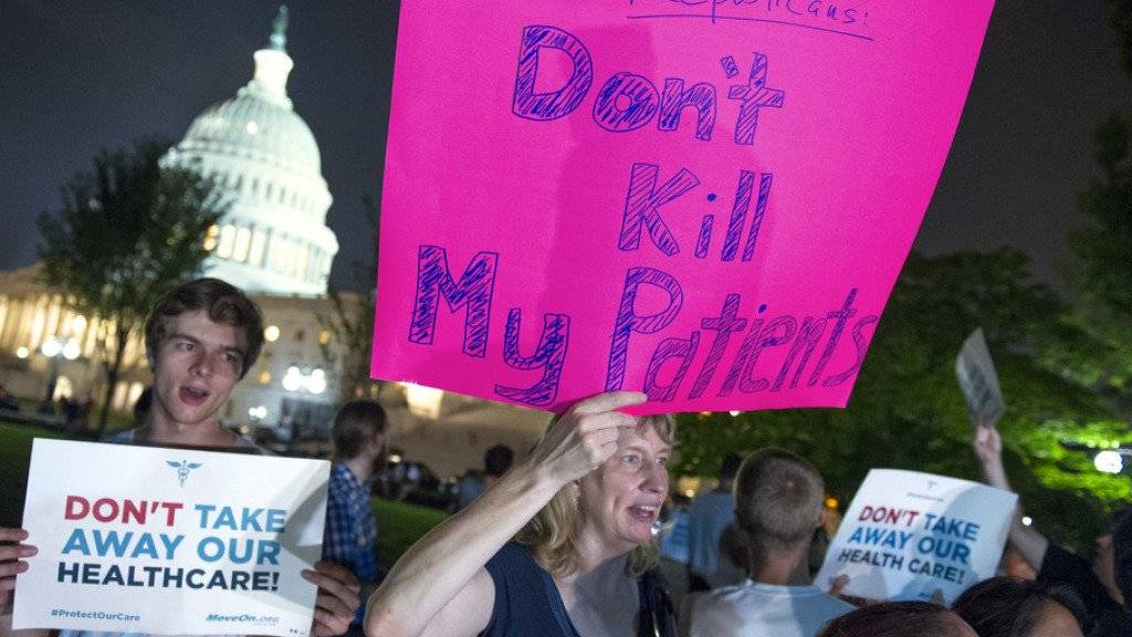 Für sie ist der Entscheid der US-Senatoren ein Etappensieg: Demonstranten, die sich vor dem Kapitol in Washington gegen eine Abschaffung von «Obamacare» stark machen.