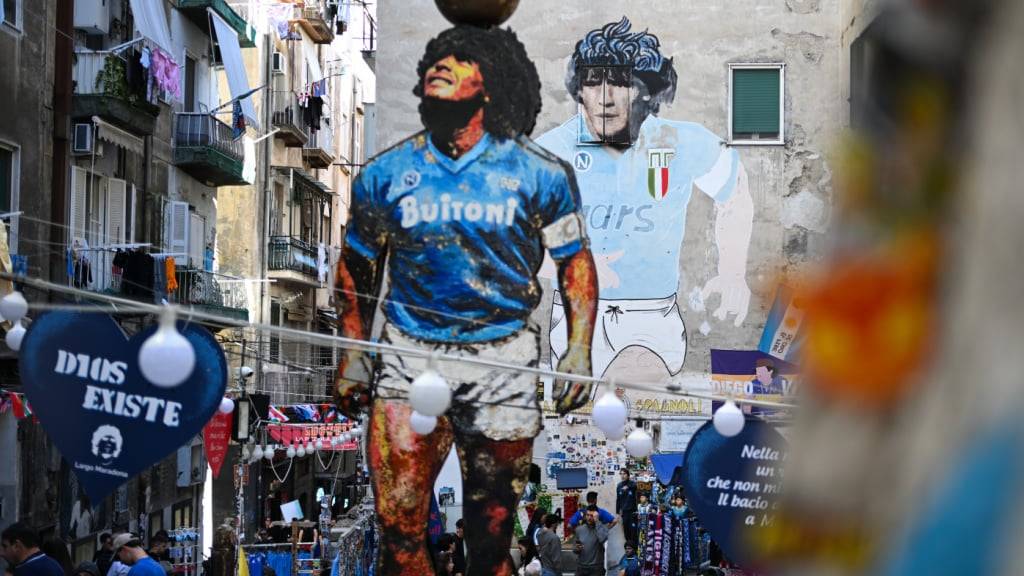 ARCHIV - Ein Anziehungspunkt für Fußballfans und Touristen ist der «Largo Maradona» im Quartieri Spagnoli mit dem berühmten Wandbild und einer Skulptur, die Diego Armando Maradona zeigen. Foto: Arne Dedert/dpa