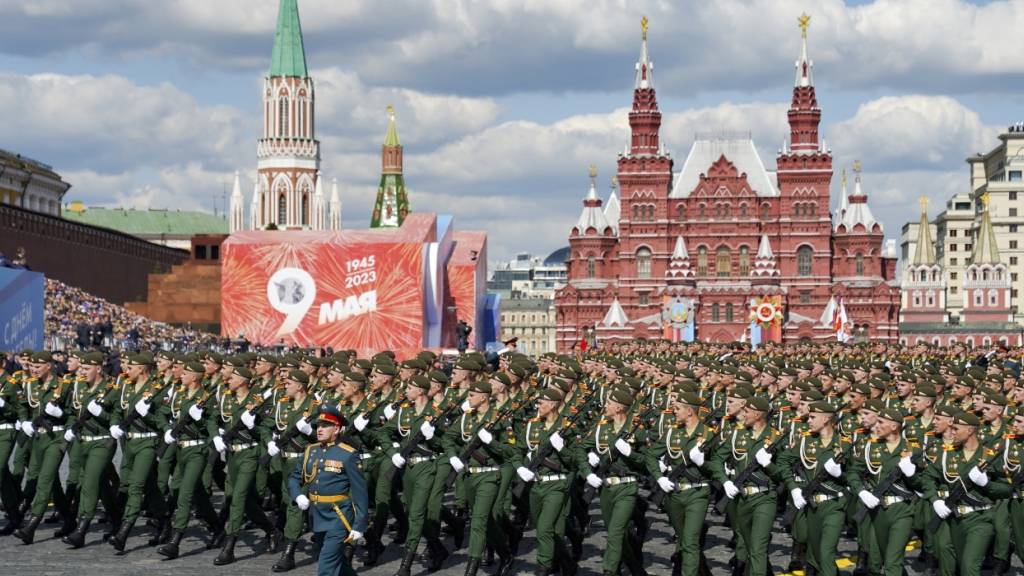 ARCHIV - Russische Soldaten marschieren auf dem Roten Platz während der Militärparade zum Tag des Sieges, anlässlich des 78. Jahrestages des Endes des Zweiten Weltkriegs. Foto: Pelagia Tikhonova/M24/Moscow News Agency/AP/dpa