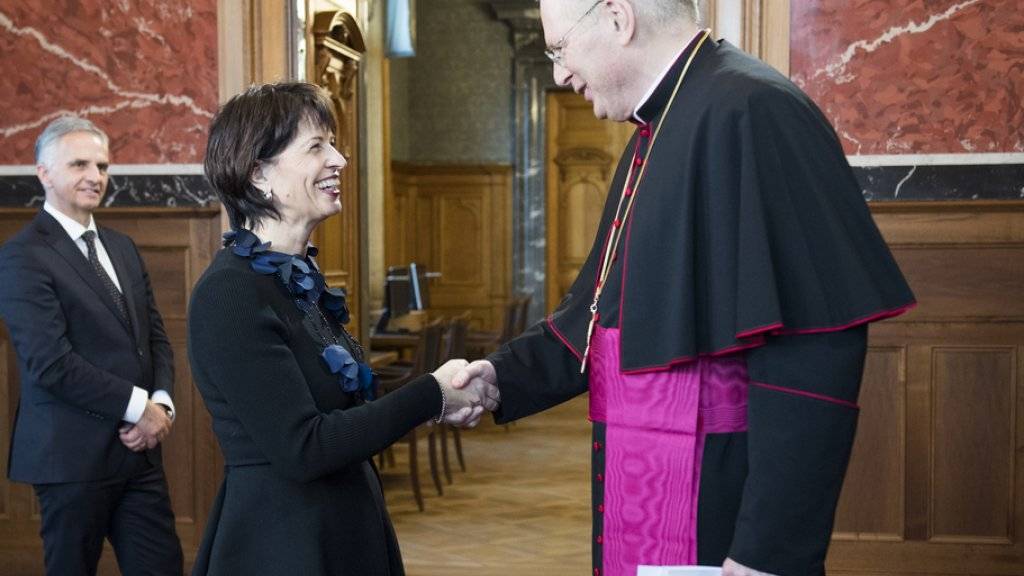 Bundespräsidentin Doris Leuthard begrüsst den Päpstlichen Nuntius Thomas Edward Gullickson, an der Seite von Bundesrat Didier Burkhalter, beim traditionellen Neujahrsempfang am Mittwoch in Bern.
