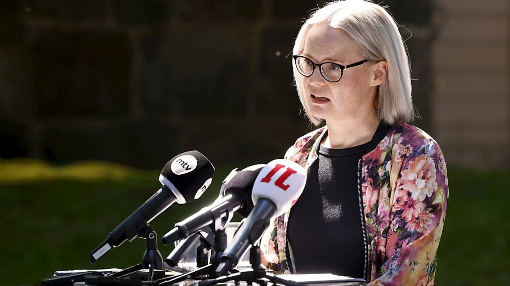 Die finnische Finanzministerin Riikka Purra beantwortet Fragen während Pressekonferenz in der Residenz des Ministerpräsidenten in Kesäranta, Helsinki. Foto: Roni Rekomaa/Lehtikuva/dpa