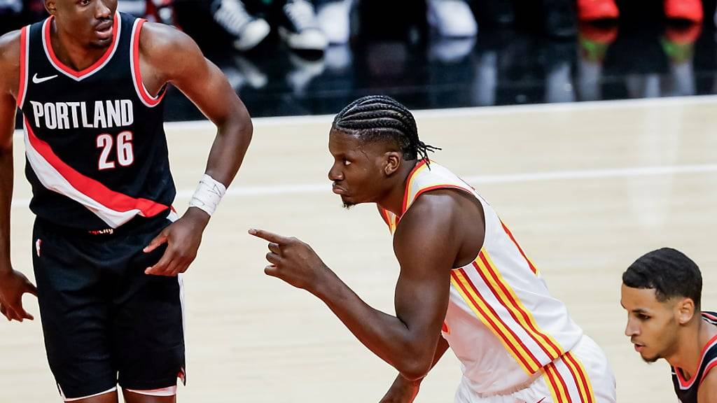 Clint Capela (in weiss) weist mit dem neunten «Double-Double» in den letzten Spielen den Atlanta Hawks den Weg in Richtung Play-In