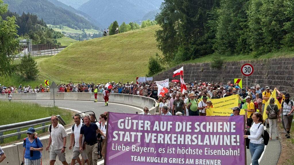Teilnehmer der Demonstration protestieren mit Bannern und Plakaten gegen die Verkehrsflut am Brenner. Alle Straßen im Brenner-Korridor sind wegen einer Demonstration für den Transitverkehr gesperrt. Foto: Matthias Röder/dpa
