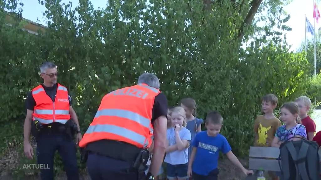 Aktion Schulweg: Polizei sorgt für Sicherheit der Kinder und für eine Überraschung bei Autofahrern