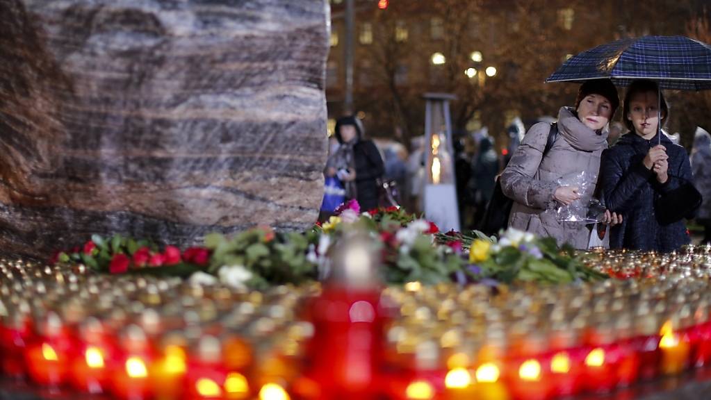 Kerzen für die Opfer des Massenmörders Josef Stalin vor der ehemaligen Geheimdienstzentrale in Moskau.