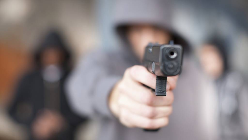 Velofahrer mit Pistole bedroht und Zwölfjährige verfolgt