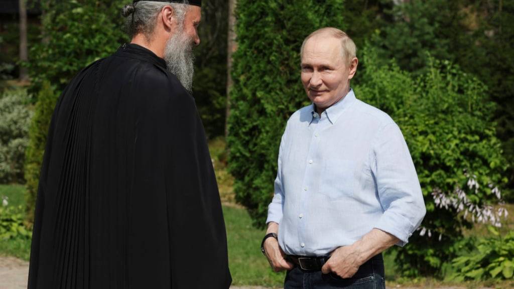 Der russische Präsident Wladimir Putin (r) besucht das Walaam Kloster auf der Walaam Insel im Ladoga See in der Republik Karelien. Foto: Gavriil Grigorov/Pool Sputnik Kremlin/AP/dpa