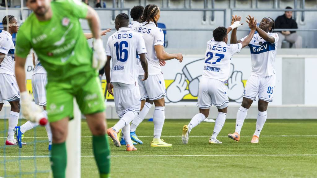 Die Lausanner Spieler freuen sich über das entscheidende 2:1 gegen Winterthur
