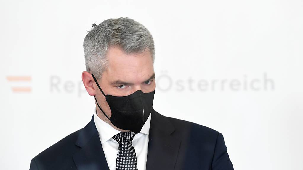 Karl Nehammer (ÖVP), Bundeskanzler von Österreich, steht nach einer Sitzung des Ministerrats im Pressefoyer. Foto: Roland Schlager/APA/dpa